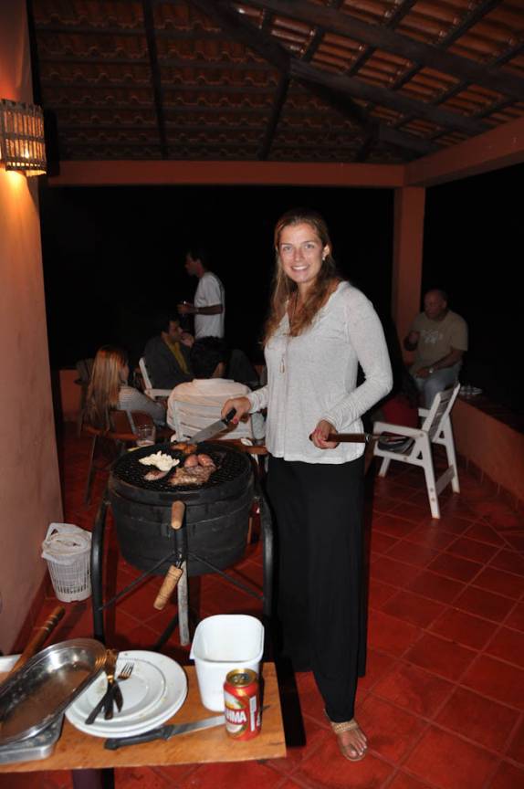 A Ana pilotando churrasco na casa do Chico, em Rio Verde - GO